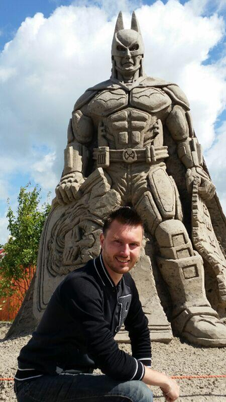 Illustration for article titled Batman Sand Sculpture